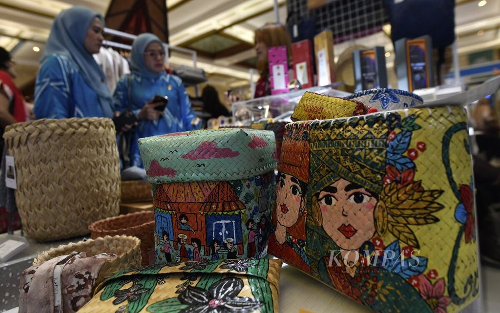 Pengunjung berada di salah satu stan dalam Jakarta International Handicraft Trade Fair (Inacraft) 2023 di Jakarta Convention Center, Jakarta, Rabu (1/3/2023). 