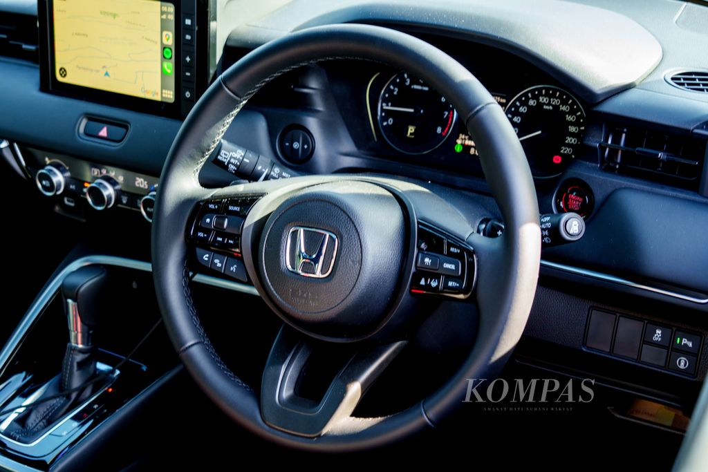 All New Honda HR-V semua varian telah dilengkapi fitur keselamatan aktif Honda Sensing. Tampak detail kemudi All New Honda HR-V tipe 1.5L SE. 