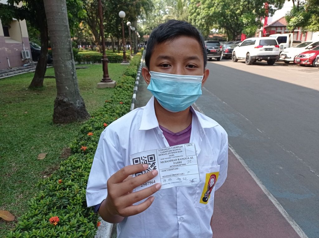 Pelajar membawa undangan berisi QR Code untuk vaksinasi pelajar jelang pembelajaran tatap muka di Pusat Pemerintahan Kota Tangerang, Rabu (1/9/2021).