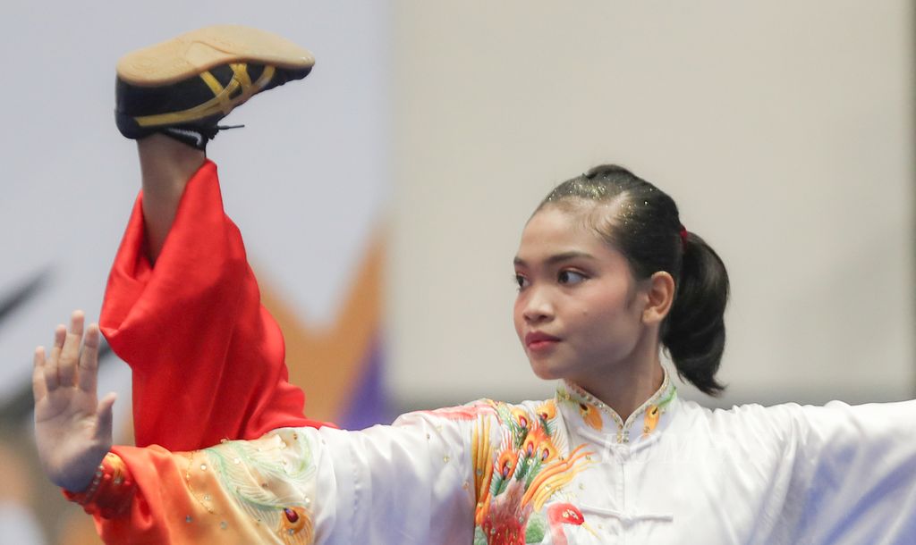 Penampilan atlet wushu Indonesia, Alisya Mellynar, dalam cabang wushu pada SEA Games Vietnam 2021 di Cau Giay Gymnasium, Hanoi, Vietnam, Sabtu (14/5/2022). Alisya menyabet medali emas.