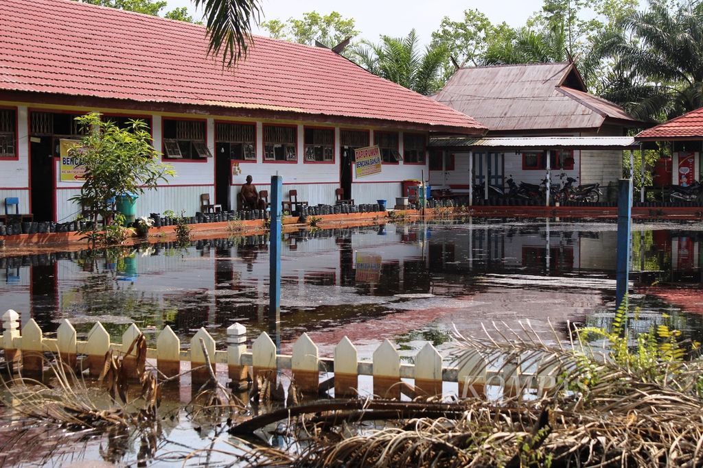 Salah satu sekolah, yang meski terendam banjir, dijadikan posko darurat bencana banjir oleh warga sekitar di Desa Tanjung Terantang, Kalteng, Senin (31/10/2022).