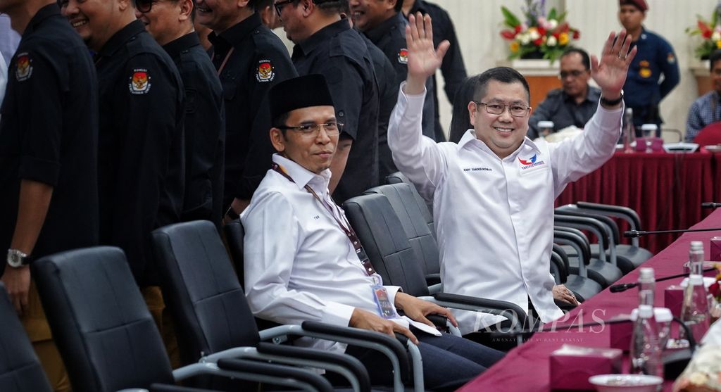 Ketua Umum Partai Perindo Hary Tanoesoedibjo (kanan) dan Ketua Harian Nasional DPP Partai Perindo Muhammad Zainul Majdi (kiri) saat hadir di kantor KPU, Jakarta, Minggu (14/5/2023). 