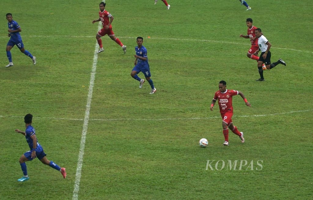 Penyerang tengah Semen Padang FC, Ahmad Ihwan (kanan), menggiring bola menuju areal lapangan Persiraja Banda Aceh pada pertandingan terakhir Grup X Liga 2 di Stadion Haji Agus Salim, Kota Padang, Sumatera Barat, Sabtu (3/2/2024). Semen Padang menang 1-0 atas tim tamu. 