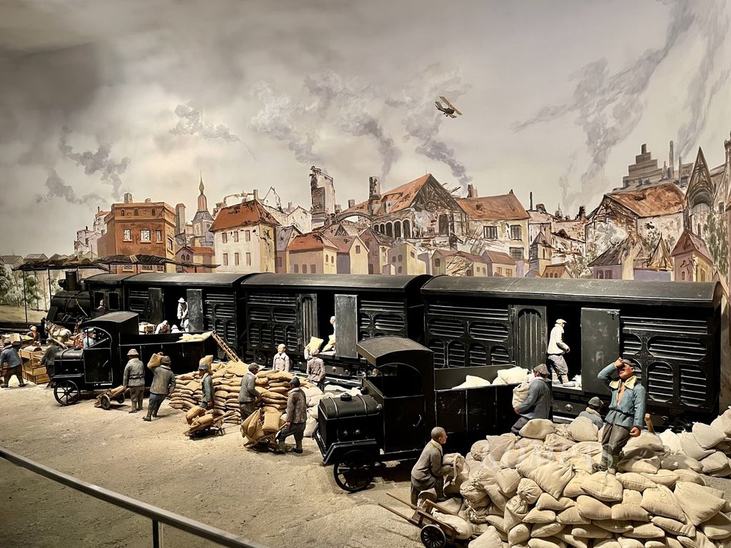 Salah satu diorama di Museum Perang Dunia I di kota Weihai, Provinsi Shandong, China, Rabu (3/8/2022). Diorama ini menunjukkan suasana medan pertempuran di dekat stasiun kereta dan para pekerja China yang harus tetap bekerja dalam situasi yang berbahaya.
