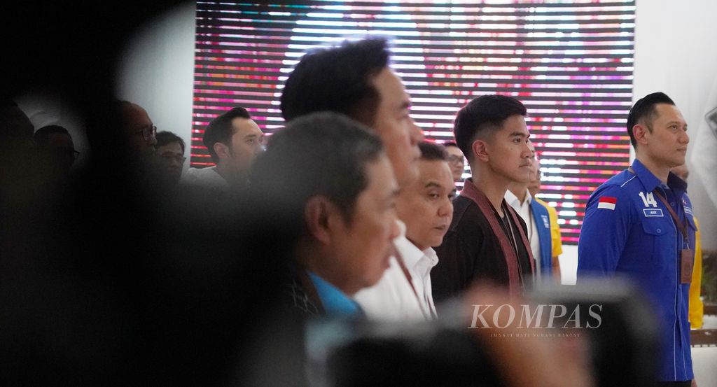 Ketua Umum Partai Demokrat Agus Harimurti Yudhoyono (kanan) bersebelahan dengan Ketua Umum Partai Solidaritas Indonesia Kaesang Pangarep di Ruang Sidang Utama Komisi Pemilihan Umum (KPU), Jakarta, Rabu (25/10/2023). 