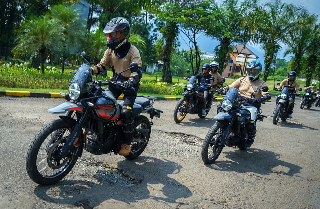 Royal Enfield All-New Himalayan 450 saat uji kendara di Desa Pelangi, Sentul, Jawa Barat, Rabu (10/7/2024). 