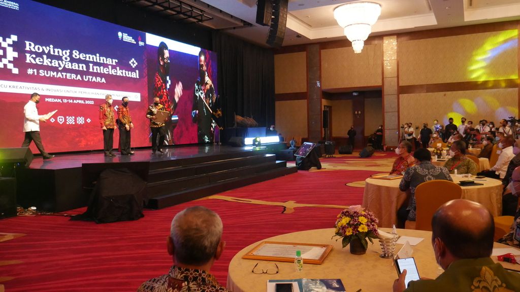 Menteri Hukum dan HAM Yasonna H Laoly menyerahkan surat pencatatan kekayaan intelektual dalam seminar keliling kekayaan intelektual bertajuk ”Memacu Kreativitas dan Inovasi untuk Pemulihan Ekonomi Nasional”, Rabu (13/4/2022) di Medan, Sumatera Utara. Pemda diharapkan mengembangkan kekayaan intelektual di daerahnya.