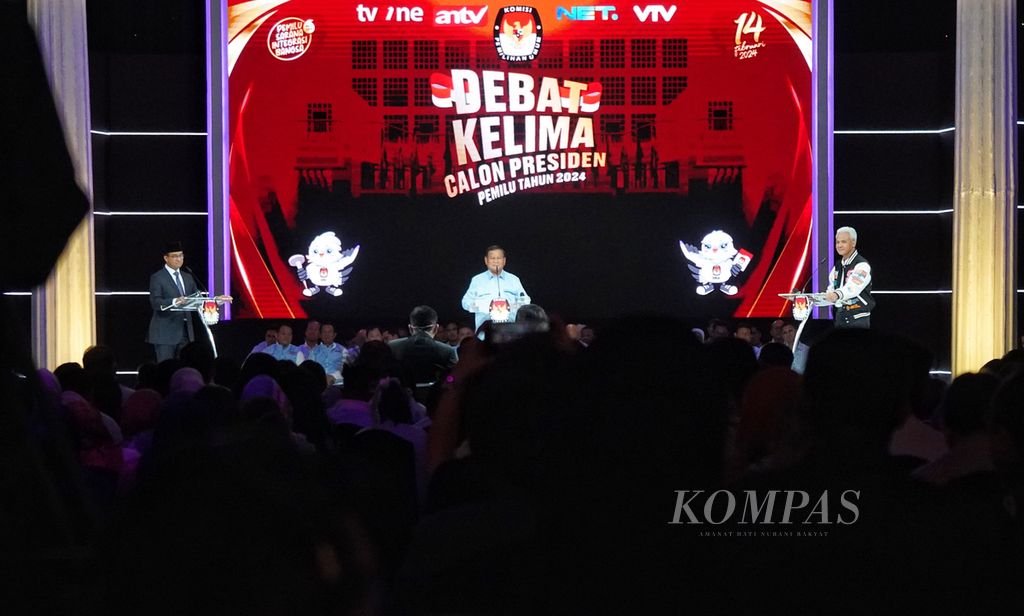 Tiga calon presiden, yaitu Anies Baswedan, Prabowo Subianto, dan Ganjar Pranowo, tampil di atas panggung Debat Putaran Ke-5 Calon Presiden Pemilu 2024 di Jakarta Convention Center, Jakarta, Minggu (4/2/2024). 