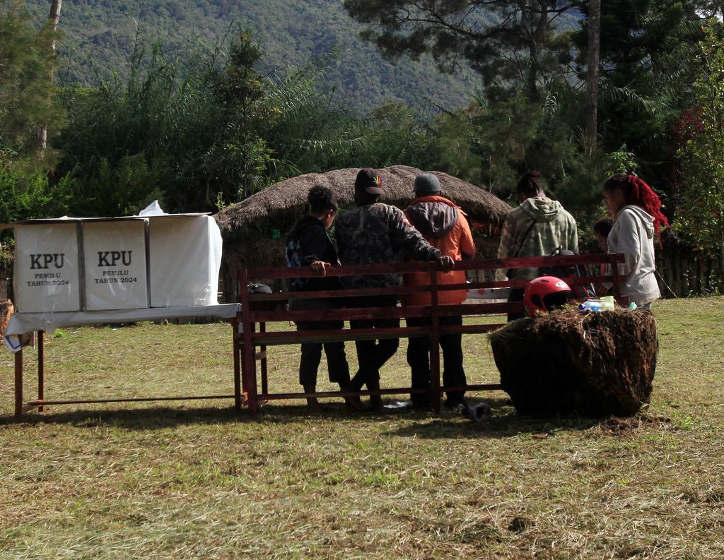 Warga Papua mendatangi TPS untuk menyalurkan hak pilihnya pada Pemilu 2024 di Kampung Yalinggume, Distrik Piramid, Kabupaten Jayawijaya, Provinsi Papua Pegunungan, Rabu (14/2/2024). Sebanyak 1.306.414 orang masuk daftar pemilih tetap di Provinsi Papua Pegunungan dalam Pemilu 2024.
