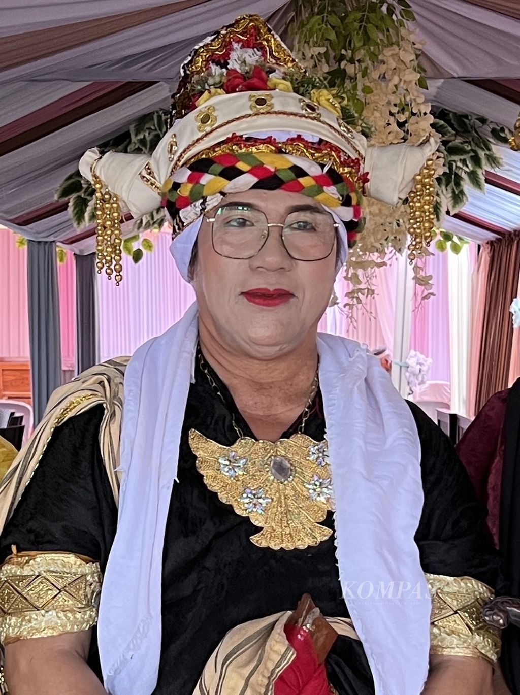 Puang Matoa Bussu Ancu dalam pakaian kebesaran bissu bersiap memimpin ritual pernikahan anak seorang bangsawan di Soppeng, Sulawesi Selatan, Minggu (17/7/2022).