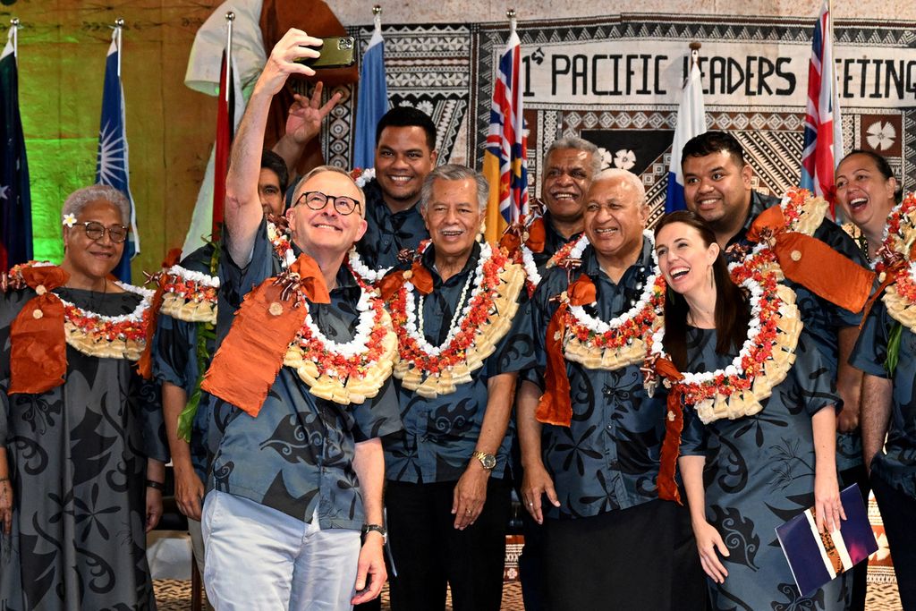 Para pemimpin Forum Kepulauan Pasifik berswafoto di Suva, Fiji, 14 Juli 2022. 
