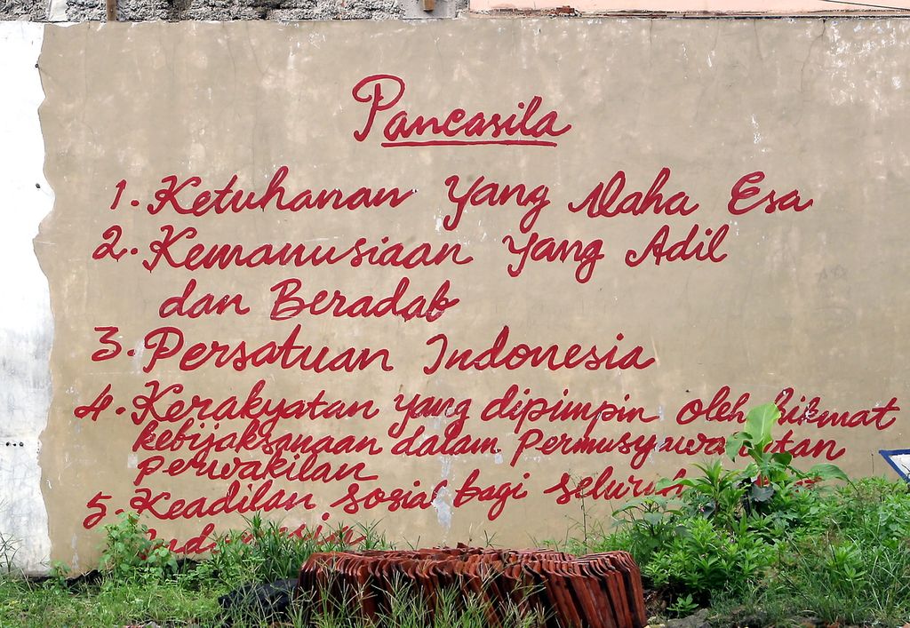 Mural yang menulis isi dasar negara kita Pancasila berada di daerah Pasar Minggu, Jakarta Minggu (2/2/2020). Mural ini mengingatkan kita sebagai bangsa Indonesia harus dapat menerapkan nilai nilai Pancasila dalam kehidupan berbangsa dan bernegara.