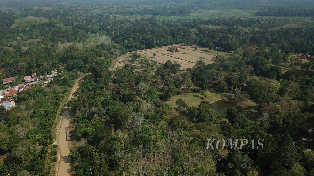 Kondisi kanal di sekitar Candi Gumpung di Kawasan Cagar Budaya Nasional (KCBN) Muarajambi, Muaro Jambi, Provinsi Jambi, Rabu (14/8/2024). 