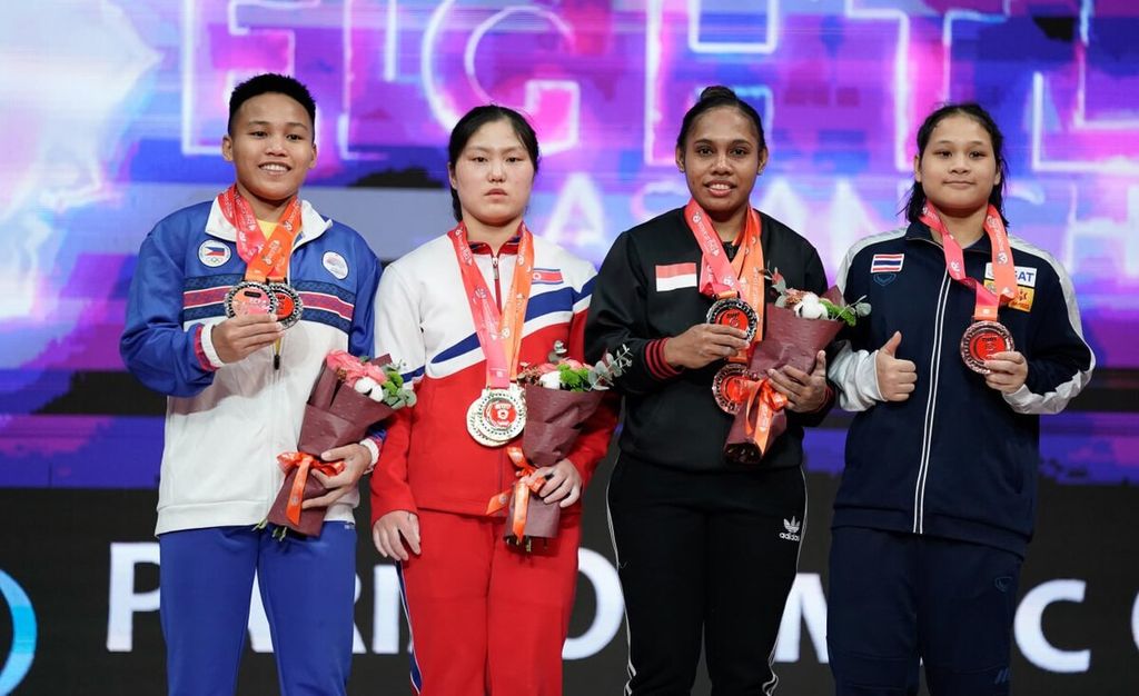 Lifter Indonesia, Natasya Beteyob (dua dari kanan), meraih total tiga medali saat turun di kelas 59 kilogram putri Grup A dalam Kejuaraan Angkat Besi Asia 2024 yang digelar di Tashkent, Uzbekistan, Senin (5/2/2024).