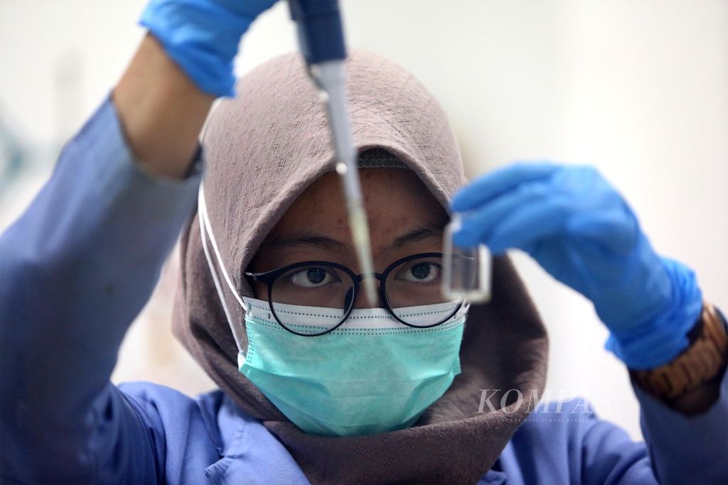 Peneliti melakukan penelitian di laboratorium Pusat Riset Obat Modern Asli Indonesia di Dexa Laboratories of Biomolecular Sciences, kawasan industri Cikarang, Bekasi, Jawa Barat, Rabu (11/3/2020). 