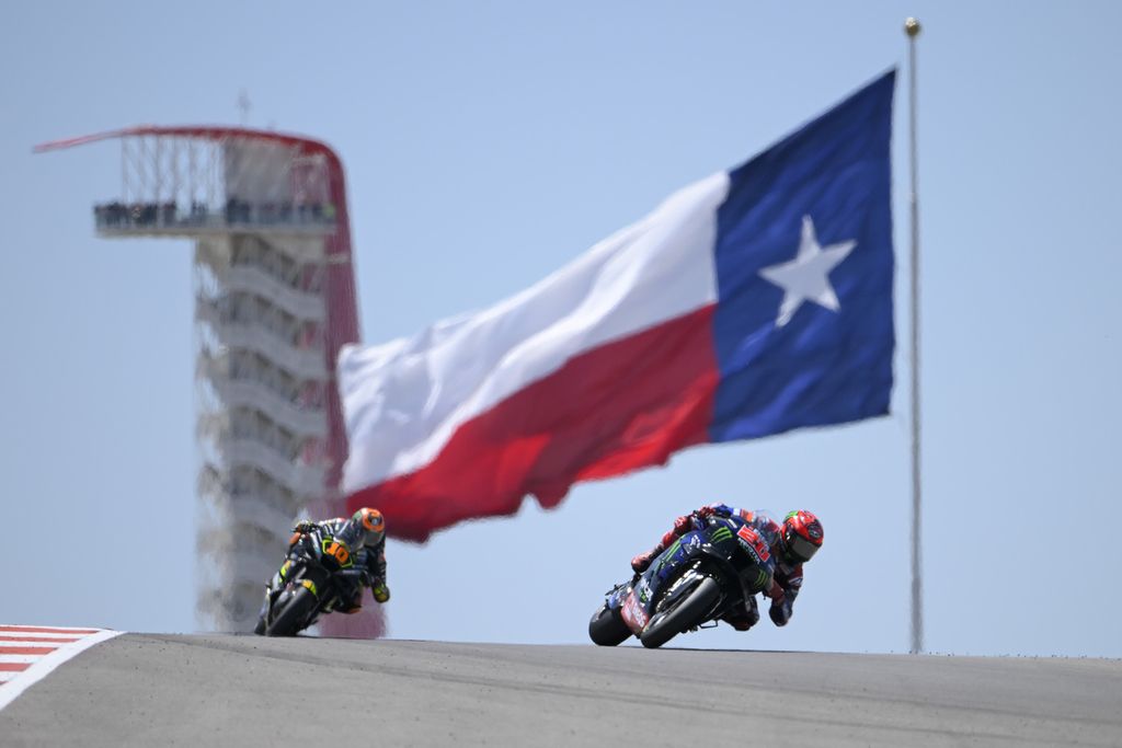 Pembalap Tim Monster Energi Yamaha, Fabio Quartararo (kanan), dan Luca Marini memacu motornya dalam MotoGP seri Amerika di Austin, Texas, Senin (17/4/2023) dini hari WIB. Fabio Quartararo finish ketiga, sedangkan Luca Marini finish kedua, pada balapan itu. 