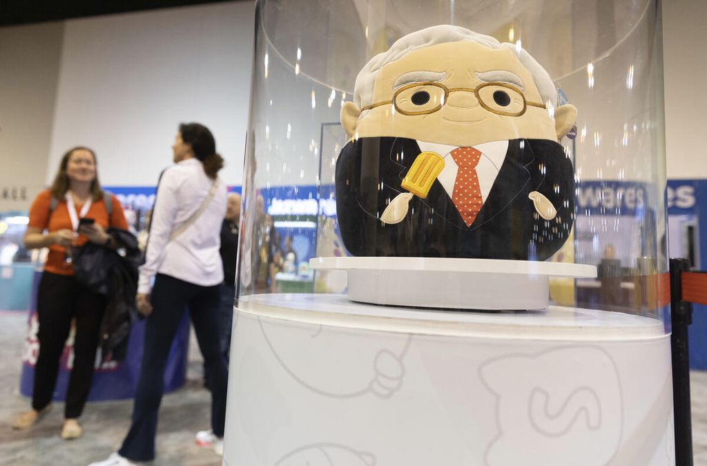 Gerai Squishmallows menjual mainan yang meniru model Warren Buffett, di ruang pameran pertemuan tahunan Berkshire Hathaway pada Sabtu, 6 Mei 2023, di Omaha, Nebraska. 