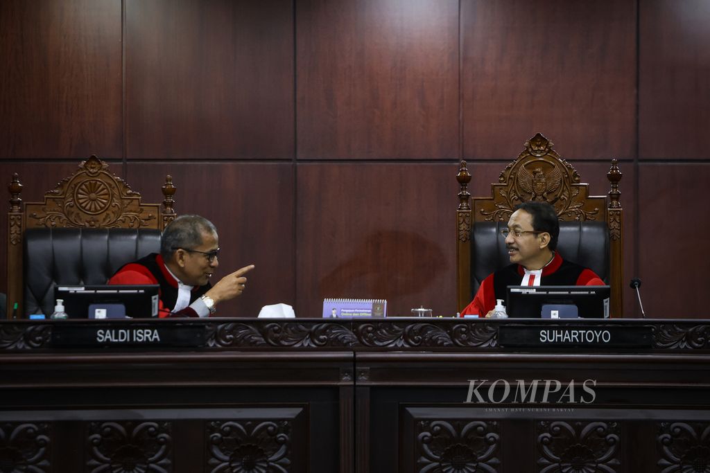 Ketua Mahkamah Konstitusi (MK) Suhartoyo (kanan) berbincang dengan Wakil Ketua MK Saldi Isra (kiri) dalam sidang putusan di Gedung MK, Jakarta, Rabu (29/11/2023).