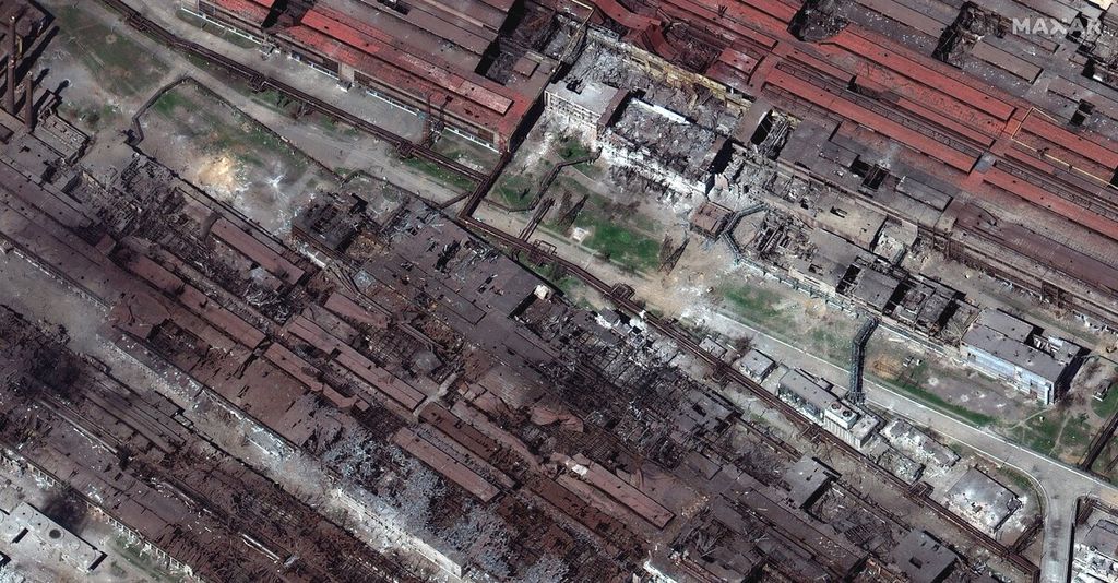 Foto udara yang diambil pada 30 April 2022 memperlihatkan hampir seluruh bangunan yang ada di atas lahan kawasan pabrik baja Azovstal telah rata dengan tanah. 
