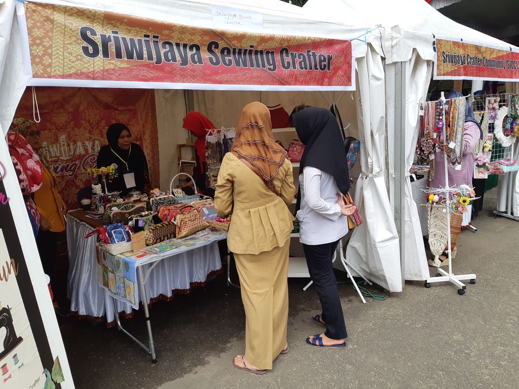 Transaksi jual-beli di pameran UMKM yang memasarkan produknya di halaman Museum Sultan Mahmud Badaruddin II Palembang, Selasa (28/1/2020). Penjualan secara <i>offline</i> masih menjadi andalan sejumlah pedagang sektor usaha kecil dan menengah.