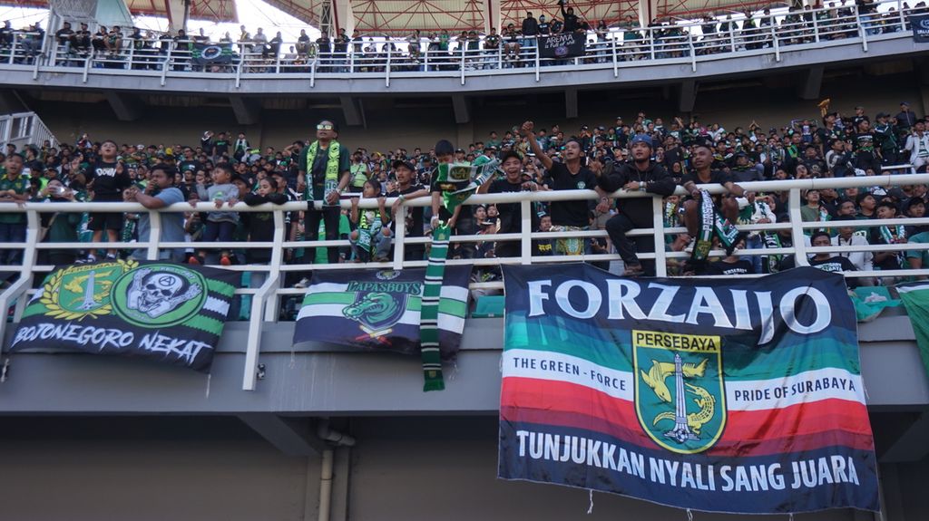 Sebanyak 25.000 penonton mayoritas Bonek, pendukung Persebaya Surabaya, menghadiri laga menjamu Arema FC yang berakhir 3-1 (2-0) untuk tuan rumah di Stadion Gelora Bung Tomo, Jawa Timur, Sabtu (23/9/2023).