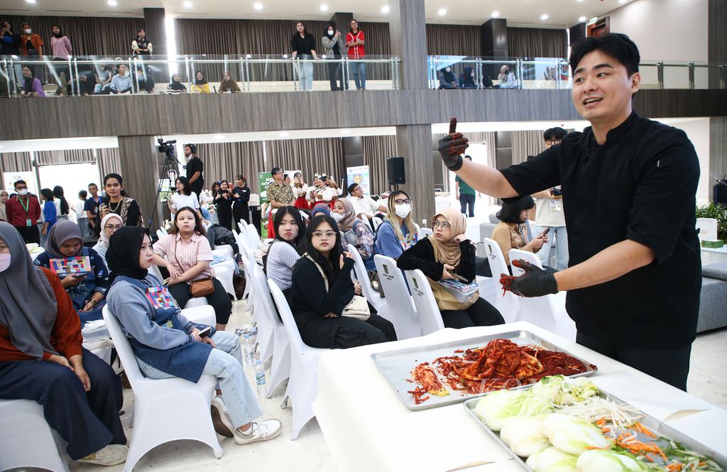 Chef mengajarkan cara membuat kimchi kepada para peserta dalam Festival Korea Kimchi 2023 di Universitas Nasional Jakarta, Rabu (20/09/2023). 