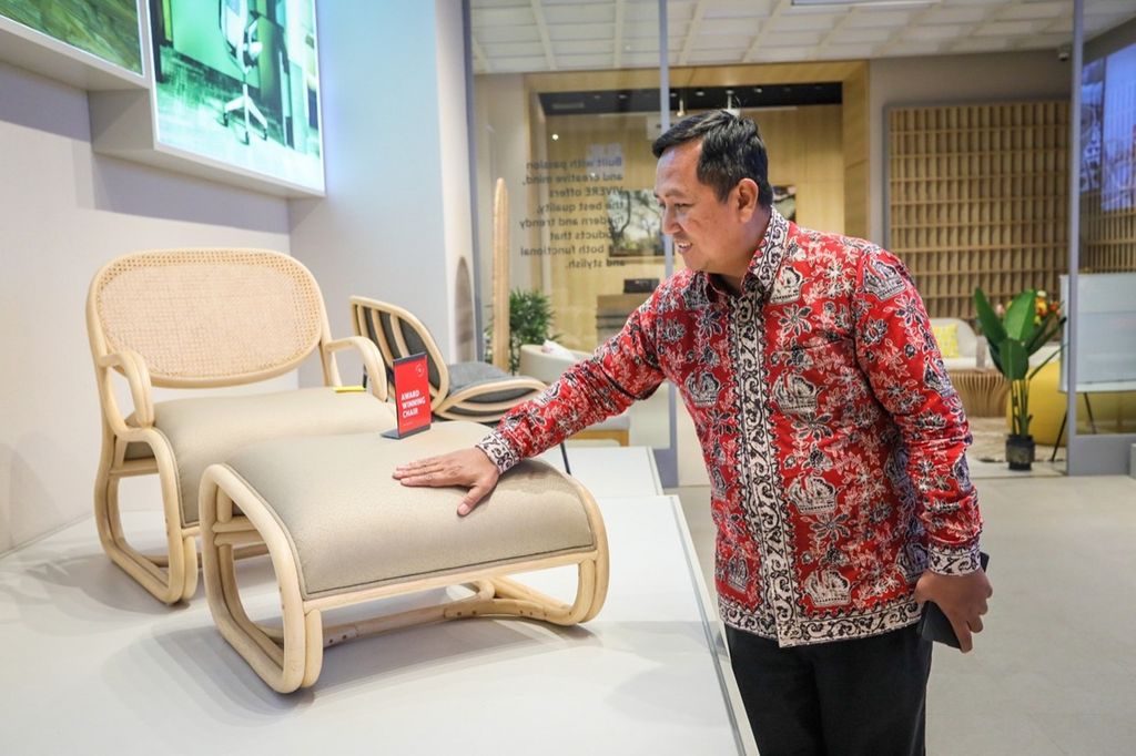 Salah satu produk funitur yang diproduksi perajin Indonesia dipamerkan dalam Trade Expo Indonesia 2022 di ICE BSD, Serpong, Kabupaten Tangerang, Banten, sebagaimana terlihat pada Jumat (21/10/2022).