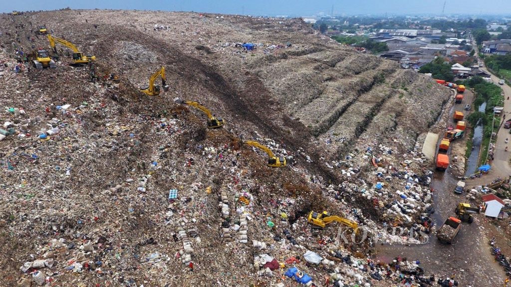 Lokasi penimbunan sampah di Tempat Pembuangan Sampah Terpadu Bantar Gebang, Bekasi, Jawa Barat, Selasa (19/2/2019). TPST tersebut memiliki luas total 110,3 hektar dengan volume sampah harian yang masuk 6.500-7.000 ton dari Provinsi DKI Jakarta. 