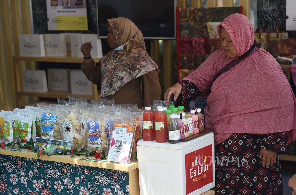 Produk makanan dan minuman dijual di salah satu stan pameran UMKM Kemenkeu Satu di Kabupaten Sidoarjo, Jawa Timur, Rabu (28/9/2022).