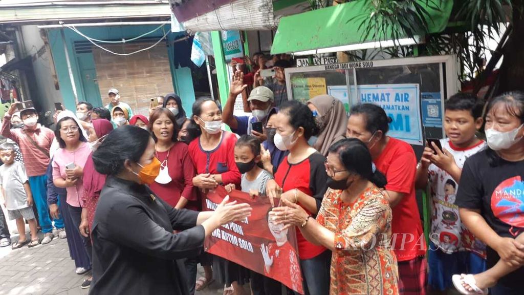 Ketua DPR Puan Maharani (kiri) menyapa warga di sela-sela kunjungannya di Kelurahan Kratonan, Kecamatan Serengan, Kota Surakarta, Jawa Tengah, Minggu (2/10/2022).