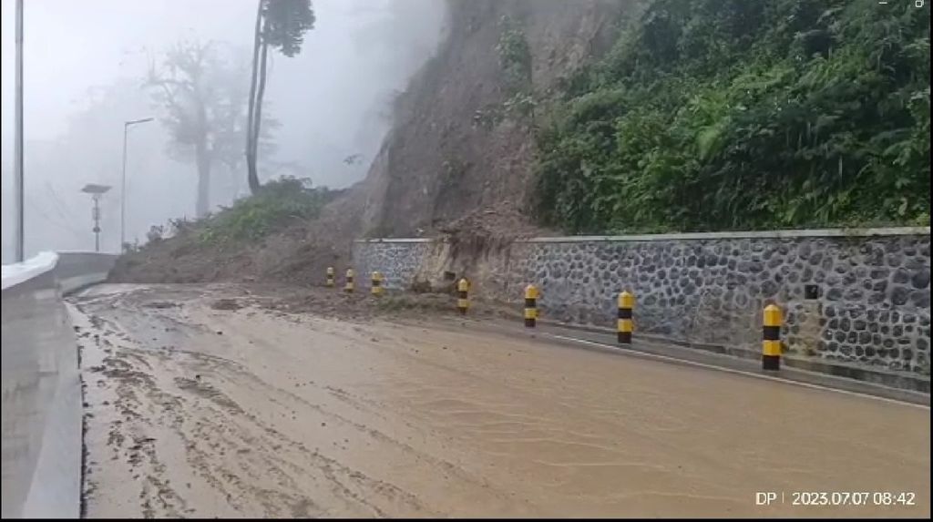 Kondisi longsor di jalur penghubung Malang-Lumajang