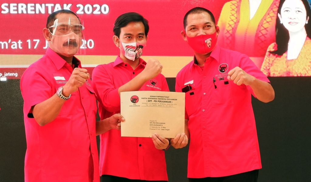 Ketua DPC PDI-P Solo FX Hadi Rudyatmo (kiri) berfoto bersama Gibran Rakabuming Raka (tengah) dan Teguh Prakosa di kantor DPD PDI-P Jawa Tengah, di Kota Semarang, Jumat (17/7/2020). Gibran-Teguh mendapat rekomendasi dari DPP PDI-P untuk maju pada Pemilihan Wali Kota Solo 2020.