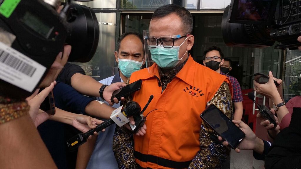 Bekas Menteri Kelautan dan Perikanan Edhy Prabowo meninggalkan Gedung KPK, Kuningan, Jakarta, seusai mengikuti sidang virtual pembacaan surat dakwaan pada pengadilan Tindak Pidana Korupsi, 15 April 2021. 