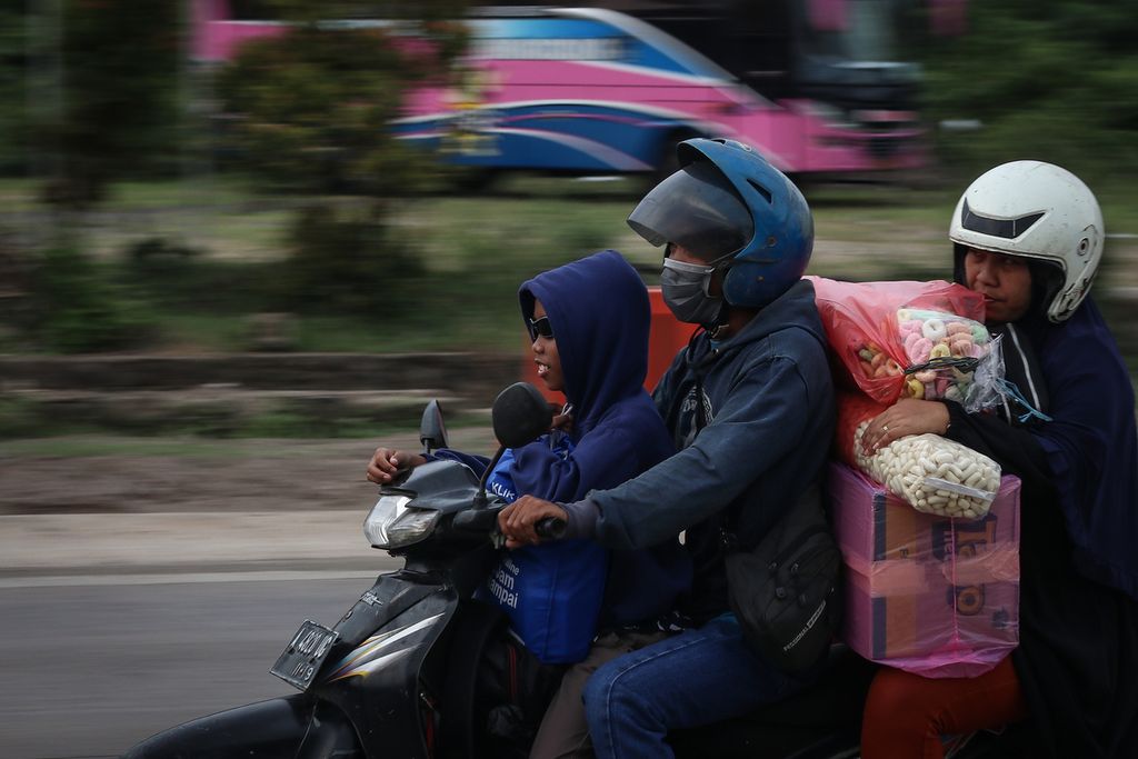 Pemudik bersepeda motor melintas di sekitar Pelabuhan Ciwandan, Cilegon, Banten, Kamis (20/4/2023). 
