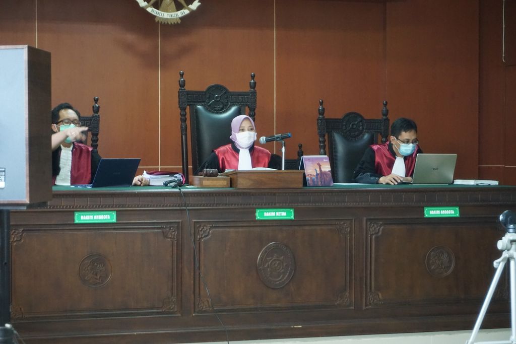 Ketua Majelis Hakim Ardhianti Prihastuti (tengah) membacakan putusan kasus penolakan pemakaman jenazah Covid-19 di Pengadilan Negeri Banyumas, Jawa Tengah, Kamis (6/8/2020). Sidang digelar secara virtual.