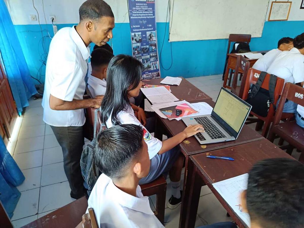 Kegiatan pembelajaran yang dilakukan Damianus Dolu bersama muridnya di SMAN 1 Nubatukan, Kabupaten Lembata, Nusa Tenggara Timur. 