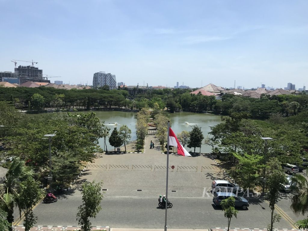 Kompleks Kampus C Universitas Airlangga, Surabaya, yang berada di Jalan Ir Soekarno (MERR), juga hijau karena sepanjang jalan 10 kilometer itu nyaris tidak ada areal yang kosong dari taman, 2018. 