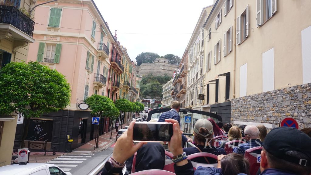 Wisatawan bisa berkeliling kota Monte Carlo menggunakan bus wisata. Pada Minggu (21/5/2023) banyak wisatawan yang berkunjung menikmati pemandangan dan suasana sejuk.