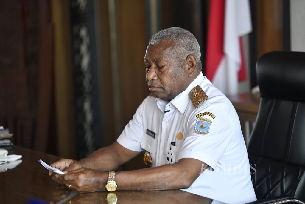Gubernur Papua Barat Dominggus Mandacan 