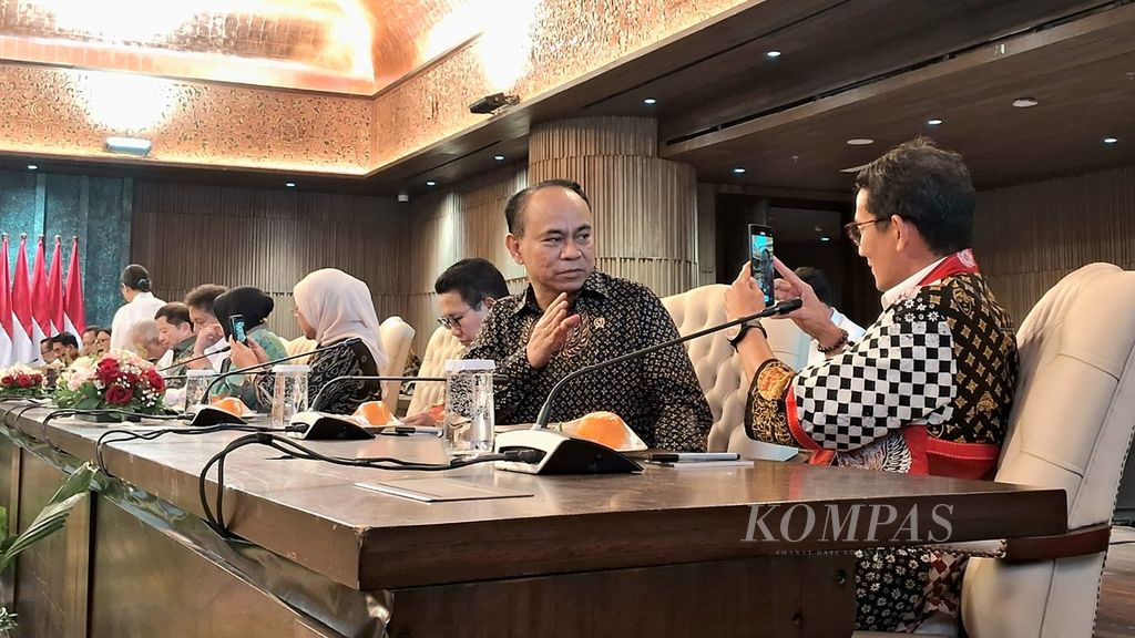 Menteri Pariwisata dan Ekonomi Kreatif Sandiaga Salahudin Uno bersama Menteri Komunikasi dan Informatika Budi Arie Setiadi membuat konten sebelum dimulainya sidang kabinet paripurna pertama yang diselenggarakan di Ibu Kota Nusantara, Senin (12/8/2024).