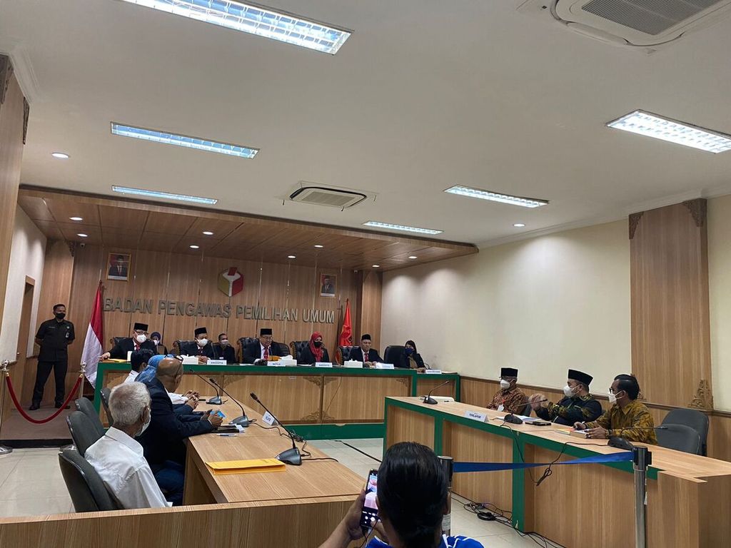 Suasana sidang dengan agenda pembacaan putusan pendahuluan terhadap empat laporan pelanggaran administrasi Pemilihan Umum 2024 di Kantor Bawaslu di Jakarta, Jumat (26/8/2022).