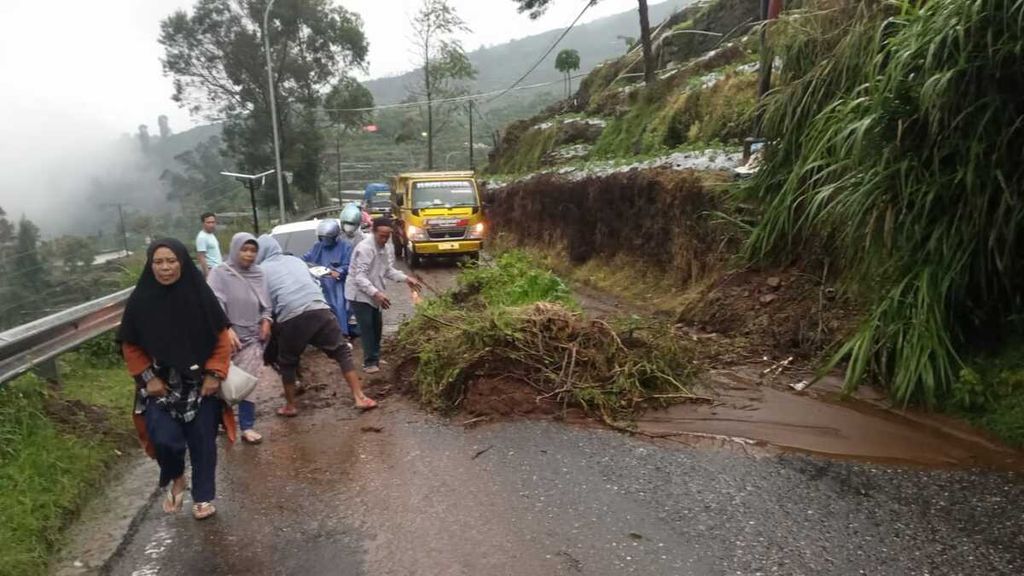 Longsor melanda jalur Wonosobo-Dieng di Kecamatan Kejajar, Wonosobo, Jawa Tengah, Rabu (9/2/2022). Seorang pengendara sepeda motor terluka.