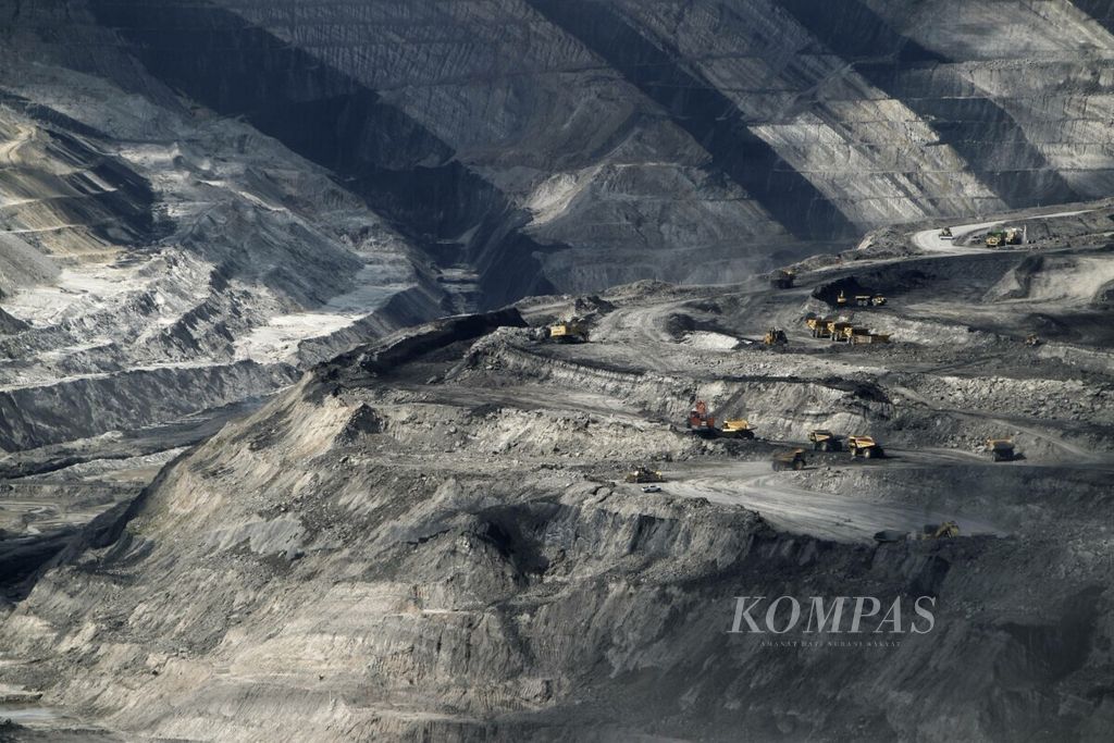 Ekskavator memindahkan batubara ke truk berat di lokasi tambang Tutupan PT Adaro Indonesia di perbatasan Kabupaten Tabalong dan Balangan, Kalimantan Selatan, Rabu (19/5/2010).