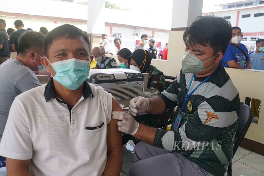 Handry Tirayoh, seorang narapidana, menerima suntikan vaksin Covid-19 merek Moderna dalam gelaran baksos di Rutan Kelas IIA Manado, Sulawesi Utara, Sabtu (5/2/2022).