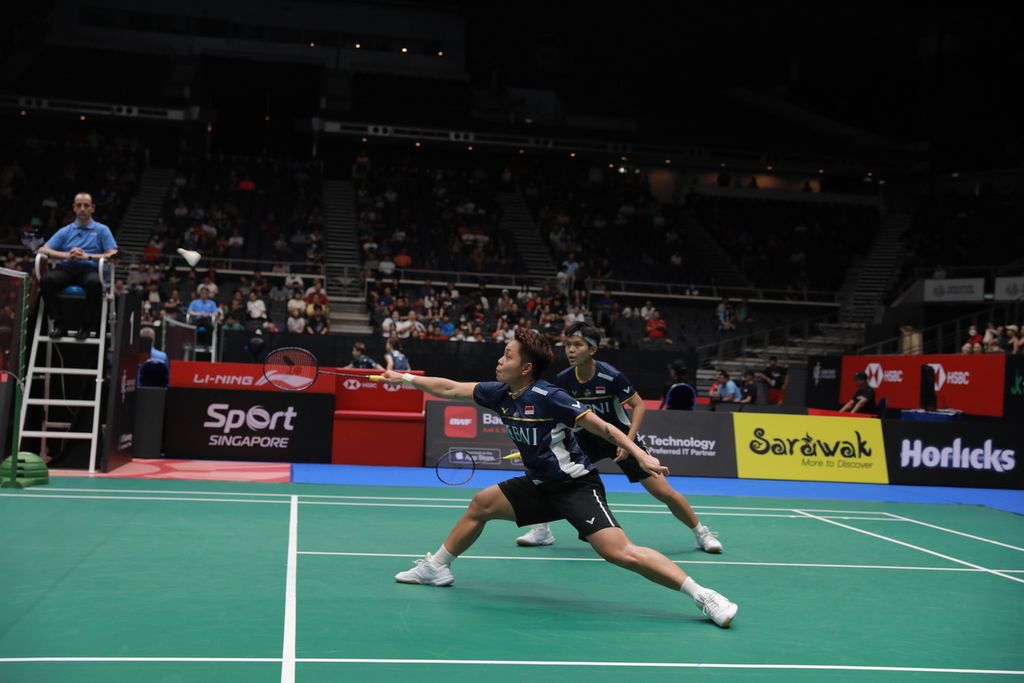 Ganda putri Indonesia, Apriyani Rahayu/Siti Fadia Silva Ramadhanti, tampil menghadapi Jian Yu Jia/Wong Jia Ying Crystal (Singapura) pada babak pertama Singapura Terbuka 2023 di Singapore Indoor Stadium, Singapura, Rabu (7/6/2023). Apriyani/Fadia menang dengan skor 15-21, 21-19, 21-15.