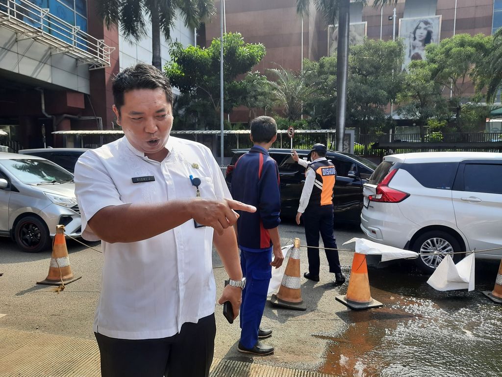 Lurah Pondok Pinang Rizki J meninjau lokasi genangan air di depan Mal Pondok Indah 2, Jakarta, Jumat (17/3/2023).