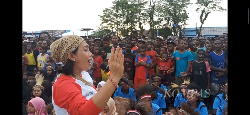 Peringatan Hari Anak Nasional 2022 di Agats, ibu kota Kabupaten Asmat, Papua Selatan, berlangsung meriah, Selasa (9/8/2022), dari pagi hingga petang. Ribuan anak Asmat hadir di Lapangan Yos Sudarso pada petang hari, meluapkan kegembiraan mereka dengan berjoget, membaca puisi, dan menyanyi bersama dengan Menteri Pemberdayaan Perempuan dan Perlindungan Anak I Gusti Ayu Bintang Darmawati yang hadir secara langsung di Agats.