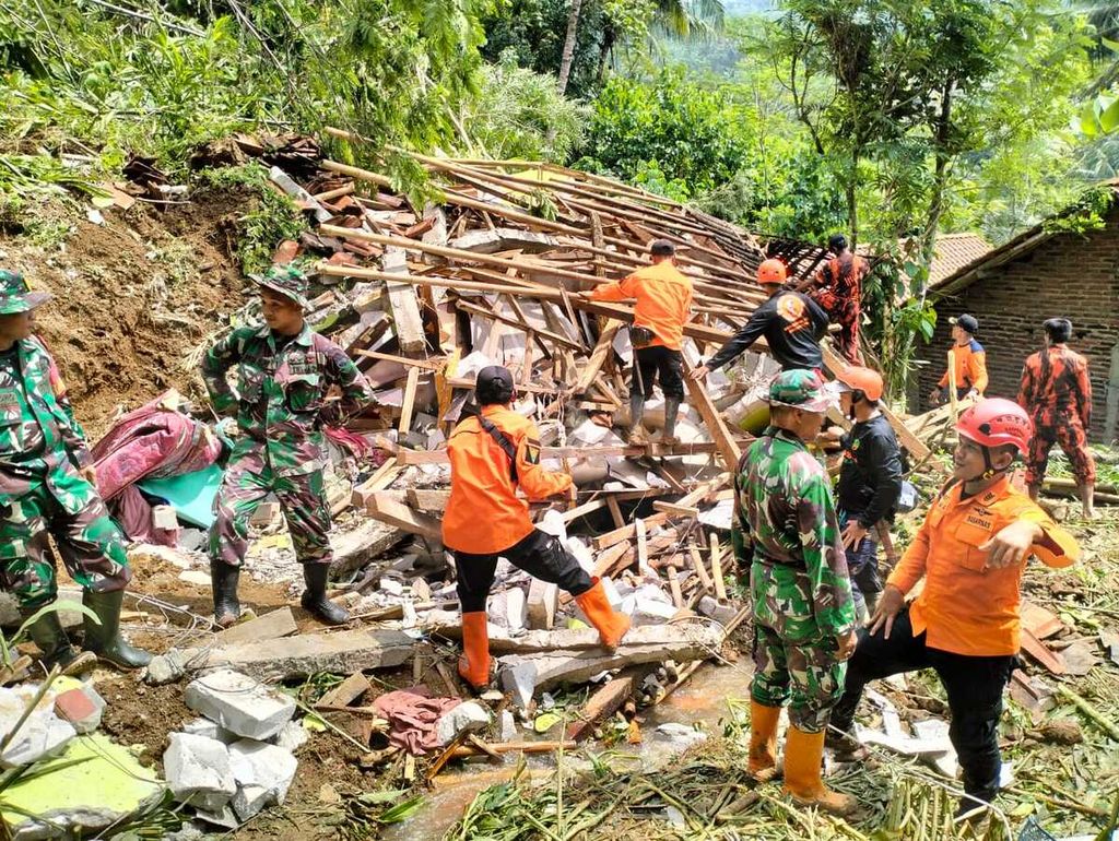 Tim SAR Gabungan membersihkan material longsor untuk mengevakuasi korban di Desa Cijati, Kecamatan Cimanggu, Kabupaten Cilacap, Jawa Tengah, Selasa (6/2/2024).