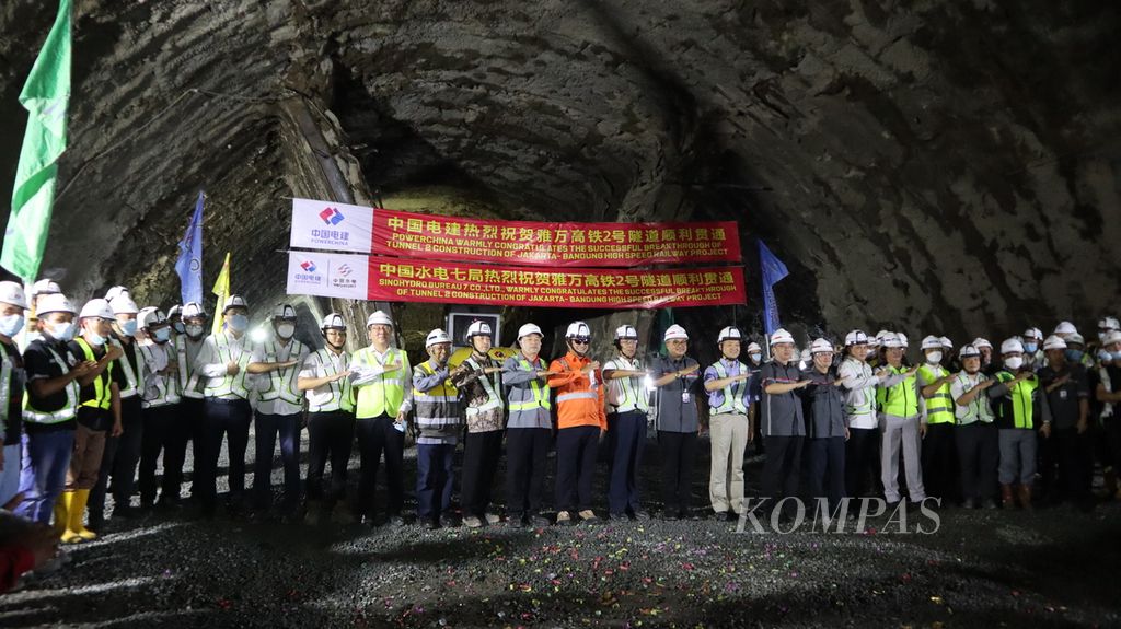 Foto bersama usia acara seremoni penyelesaian penggalian terowongan atau <i>tunnel</i> 2 proyek Kereta Cepat Jakarta-Bandung di Jatiluhur, Purwakarta, Jawa Barat, Selasa (21/6/2022).