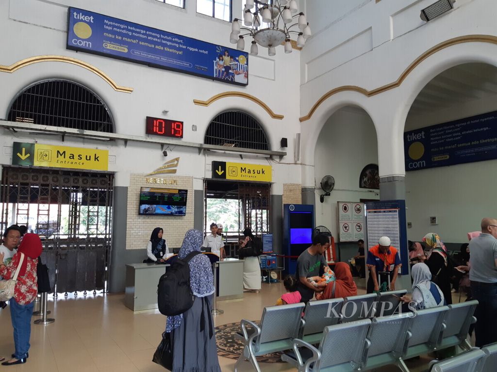 Suasana Stasiun Cirebon, Kota Cirebon, Jawa Barat, Sabtu (6/4/2019). PT KAI (Persero) Daop 3 Cirebon mengoperasikan empat kereta api tambahan untuk angkutan Lebaran.